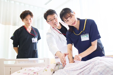 藤田医科大学 臨床実習では、医療行為に参加しながら医師に求められる高度な技術や知識を学びます