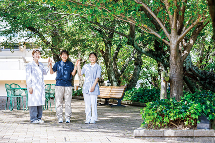 西南女学院大学 保健福祉学部では、看護・福祉・栄養の分野を相互に結ぶ研究を実施