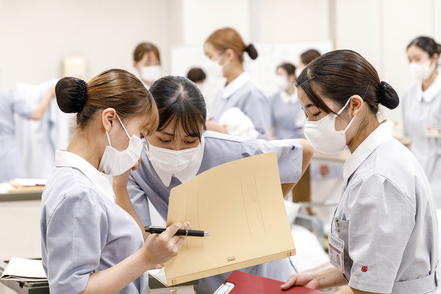 西南女学院大学 臨床現場や学校で活かせる基礎的知識の修得を目指します