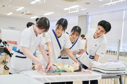 金城大学 さまざまな専門職がチームとして連携・協働する医療現場で、チーム医療の一員として活躍できる看護師を目指します