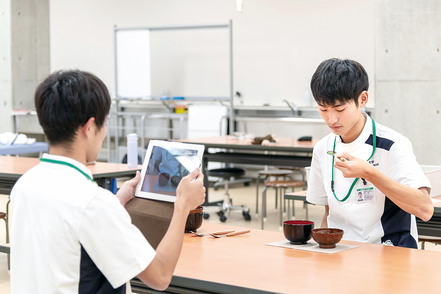 金城大学 作業療法学科では、作業療法学に加え健康科学・社会福祉学を身につけ、患者さんの生活や心を理解する作業療法士を育成します