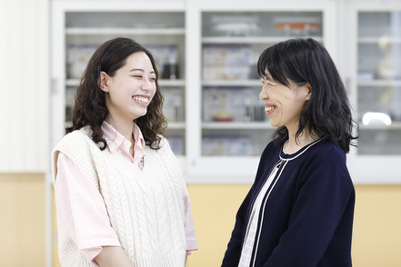 札幌保健医療大学 教職員との距離の近さも魅力です。学年担任制を導入し、学生一人ひとりに対するきめ細かなサポートを行っています。