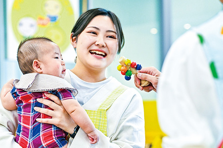 帝京平成大学 保育・幼稚園コースでは、学内の「プリプリキッズ・ユニバ」で地域の親子と関わりながら子育て支援について学びます