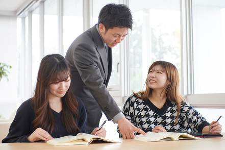 横浜薬科大学 先生と学生の距離がとても近くてフレンドリー。業界屈指の実績を持つ教授陣によるきめ細かいサポートを実現