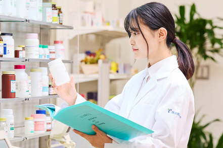 横浜薬科大学 社会のニーズに合わせた薬剤師（6年制）および、薬学の知識と最先端の技術を習得した研究者（4年制）を育成します