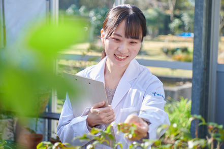 横浜薬科大学 自然と調和したキャンパスには講義棟や研究実習棟、薬用植物を育てる薬草園も。図書館棟21階の展望ラウンジの眺望は抜群！