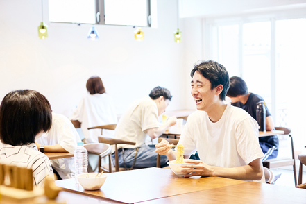 愛知みずほ大学 学生が運営する人気のカフェ。接客はもちろんメニュー考案や調理まで、すべて学生たちが手がけています。