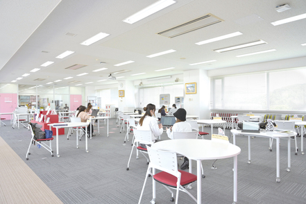 日本赤十字九州国際看護大学 レポート作成やグループでのプレゼンの練習、アクティブ・ラーニングなどで自由に活用できるフリー学習スペース