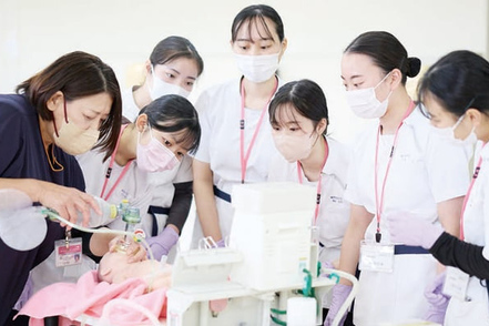 関西福祉大学 AEDを活用した心肺蘇生法や専用の医療器具を使った心停止者の処置など、救急医療で役立つ知識を学べ、資格も取得できます