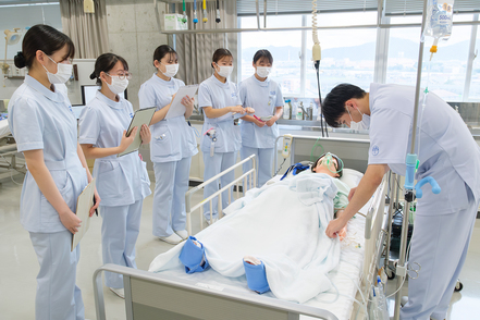 四国大学 実践に向けたトレーニングのために、実習室には現場を再現した設備や高機能シミュレーションモデル人形を備えました