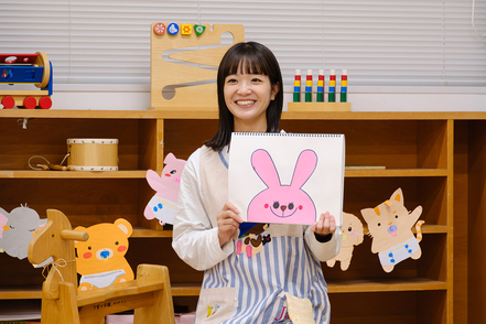 四国大学 児童学科では、子どもに関するスペシャリストを目指し、「理論」を学び、ボランティア活動や実習を通して「実践力」を養います