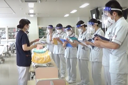 亀田医療大学 さまざまな患者さまに合わせて、実際の看護シーンに即した演習を行い、幅広い看護技術を学びます