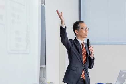 高千穂大学 経営学特別講座では各業界から著名な外部講師を招聘し、ビジネスの最前線を学びます