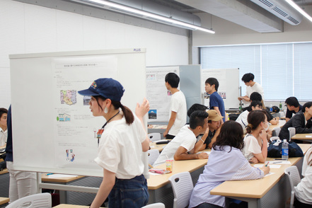 高千穂大学 自分で研究した内容を授業内で発表。他の学生からダイレクトなリアクションをもらう