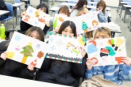開智大学 手遊び・紙芝居など、保育技術演習授業で技術を習得。地域のこども向けにイベントを行うなどの実践的な科目も配置しています