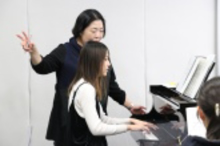 開智大学 保育・幼児教育に必要なピアノの授業は、レベルに合わせた個別指導が中心。個人練習室で自主的に練習も可能で初心者でも安心です