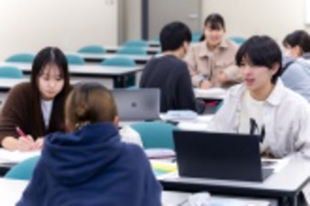 開智大学 グループディスカッションやロールプレイを通してソーシャルワークのスキルを養う授業など、演習が多く設置されています