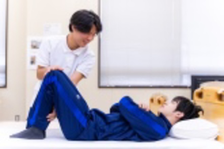 開智大学 社会福祉専攻 介護福祉コースでは、介護される方にとっての良い介護ができるよう交互に演習を行い、確実に技術を身につけます