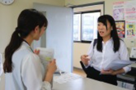 開智大学 教育実習や教員採用試験情報の提供など、教職課程支援窓口が親身にサポートしています