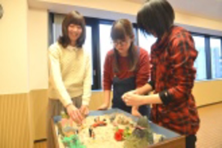 開智大学 箱庭を使った心理学実習室での心理演習では、どんな箱庭を作ったかで心理状態を把握するなどの実験を行います