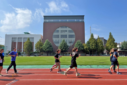 日本女子体育大学 7階建て百周年記念館誕生に続き、トラック&フィールドがリニューアル！キャンパスが続々進化中！