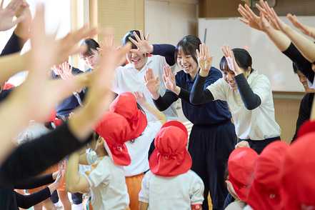 日本女子体育大学 運動あそびの演習授業の一コマ。附属幼稚園での実践を通じて、指導案作成から幼児との関わり方まで学べます！