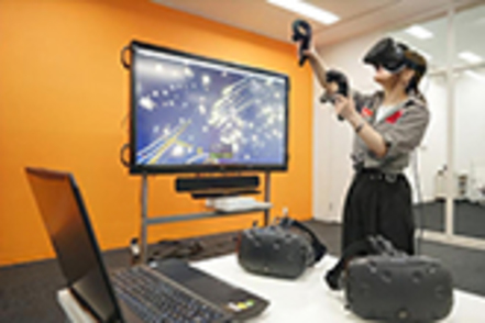 横浜美術大学 VRなど最新の機器を使用した授業も展開しています。