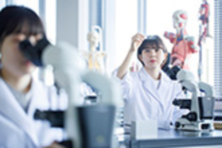 北陸大学 臨床検査学、臨床工学の双方にまたがる知識を学び、3年次に自らの意志でどちらかの養成コースを選択し国家試験合格をめざす。