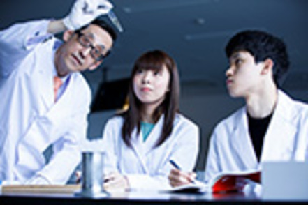 北陸大学 医師、薬剤師など、異なる分野の専門職スタッフを講義に招き、協働していくための知識と技術、態度を修得。