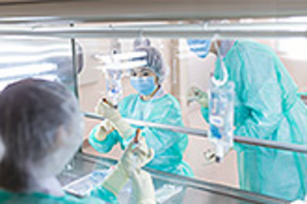 北陸大学 地域の医療現場に大きなネットワークを構築し、1975年の開設以来10,060人の薬剤師を輩出。北陸で働く薬剤師の約4割が本学出身。