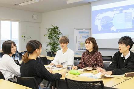 新潟科学大学 地元の産業や商店街の活性化について学生が主体的に考え、フィールドワークを通じて実践的に学びます。
