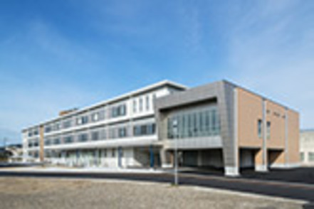 新潟科学大学 国立病院機構「西新潟中央病院」に隣接する「西新潟中央病院キャンパス」で実際の医療現場を身近に体験できる教育環境で学ぶ。