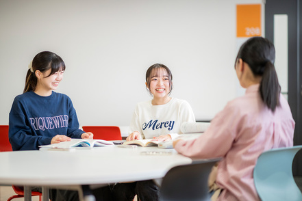 新潟科学大学 医療技術学部、薬学部の学生との「チーム医療実習」や「臨床実習」における多職種連携を通して、医療への貢献力を高めます。