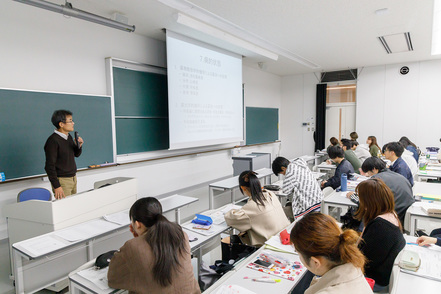 新潟科学大学 「薬学教育センター」では、薬剤師になるための基礎力の定着を徹底し、薬剤師国家試験合格に向け、きめ細かい指導を行います。