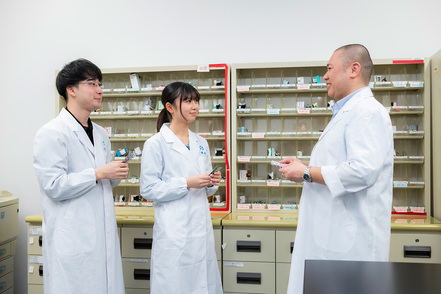 新潟科学大学 薬剤師業務に不可欠な調剤業務や医療コミュニケーションなどの技術を、学内の模擬薬局で実践的に学びます。