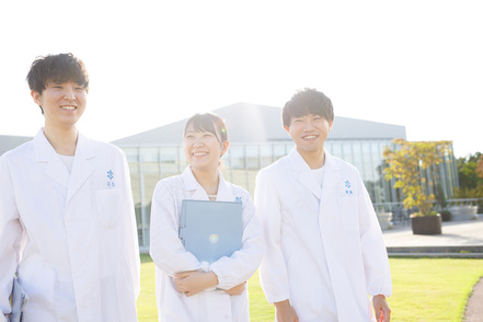 新潟科学大学 医療技術学部、看護学部の学生との 「チーム医療実習」や「臨床実習」 における多職種連携を通して医療へ の貢献力を高めます。
