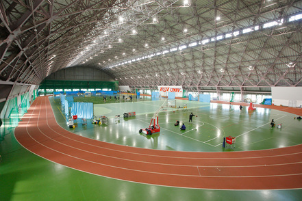 いわて富士大学 300m4コースの陸上トラックを備えた屋内総合体育館をはじめ、人工芝野球場やサッカー場など充実した施設を完備。