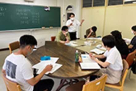 岐阜協立大学 社会福祉士国家試験対策室には、グループ学習のスペースを確保。国家試験・模擬試験などの情報も掲示