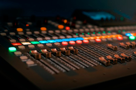 福岡国際音楽大学 【音楽ビジネス専攻】世界を舞台に、ICTスキルを駆使した最先端の音楽カルチャーの発信者など新時代の音楽人を育成