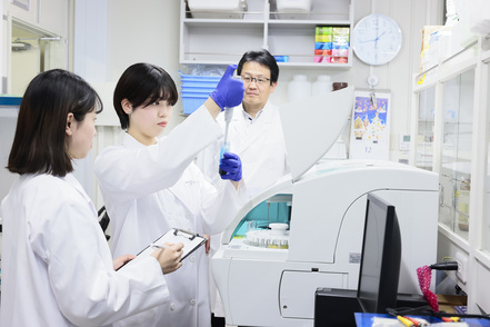 日本栄養大学 食と栄養と健康をテーマに、実践的な栄養学と保健学の教育と研究に取り組んでいきます