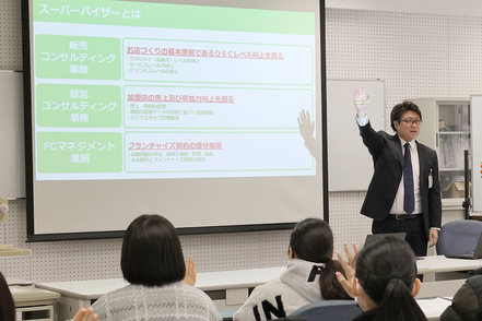 ノースアジア大学 「デジタルマーケティング入門」では（株）ファミリーマートと連携した特別講義を実施しています