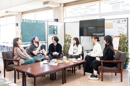 富山国際大学 食堂の一角に、英語を楽しむカフェ「Global Cafe」を設置。ネイティブの先生や留学生と英会話を気軽に楽しめます