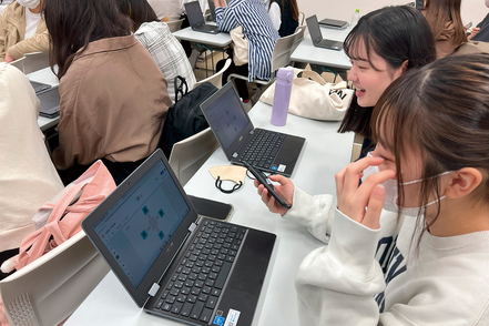 富山国際大学 GIGAスクール構想に対応したスキルを学ぶため、学校教育の現場と同じ環境を用意。効果的にICTを活用できる教員を育成します