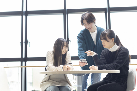 中村学園大学 2年次後学期からゼミナールを選択。少人数のゼミナールで実践力を身につけます。