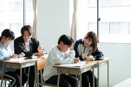 中村学園大学 小学校で教育活動の補助をする「学生サポーター」活動。教育現場で教員としての能力や基礎スキルを習得します。