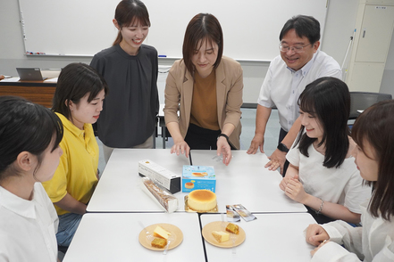 中村学園大学 【フード・マネジメント学科】産学連携プロジェクトに参加し、商品開発やマーケティングを経験できます。