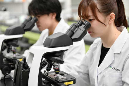 群馬パース大学 【検査技術学科】検査値の異常から患者さんの状態が把握でき、臨床現場で診療のサポートができる臨床検査技師を育成します。