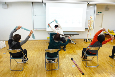 群馬パース大学 【理学療法学科】専門職として医療現場で活躍する能力はもちろん、地域社会で活躍するための学修に重点を置いています。