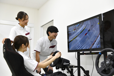 群馬パース大学 【作業療法学科】これから臨床研究・応用が期待されるeスポーツ機器やロボットなどの最先端のデジタル技術を使い学修します。