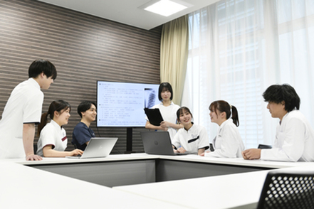 群馬パース大学 医療・保健分野に特化した群馬パース大学ならではの「チーム医療」を実践的に学ぶことができます。